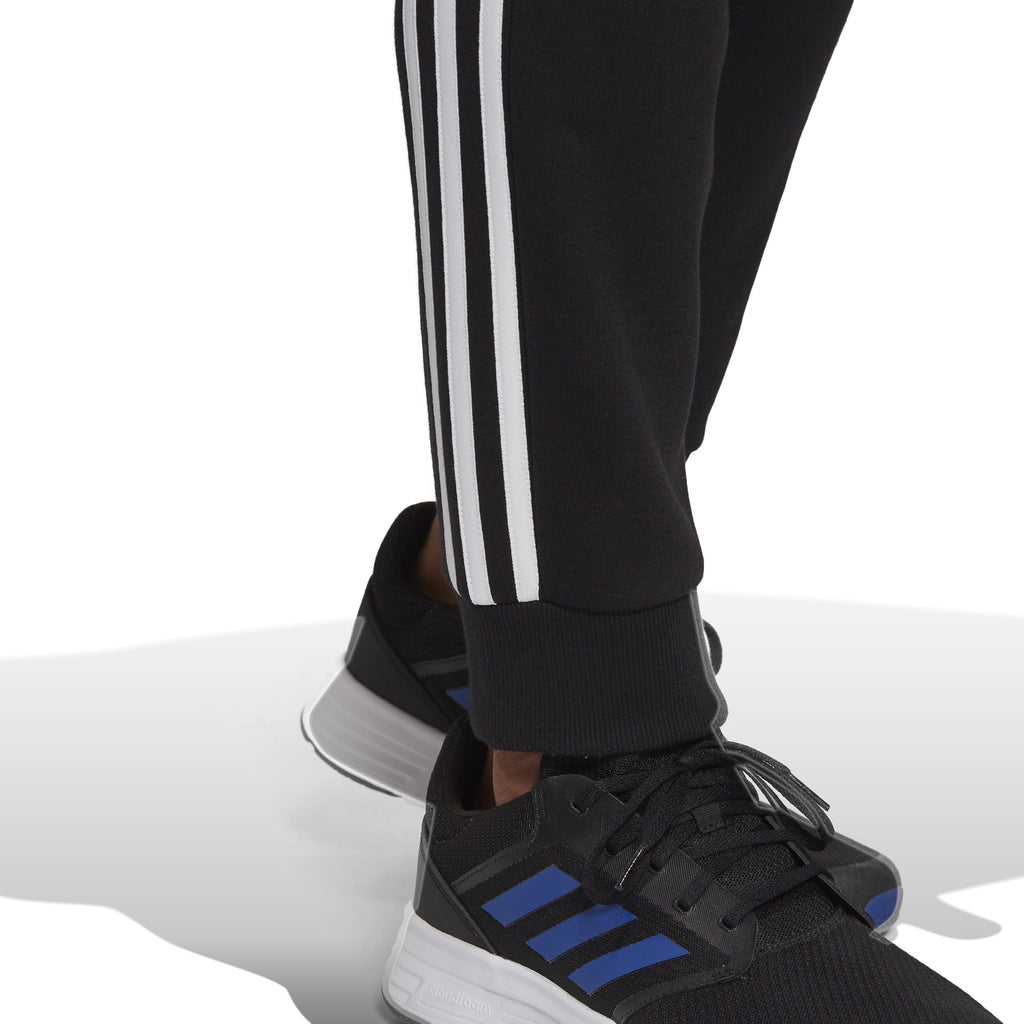 Essentials Fleece Tapered Cuff 3-Stripes broek