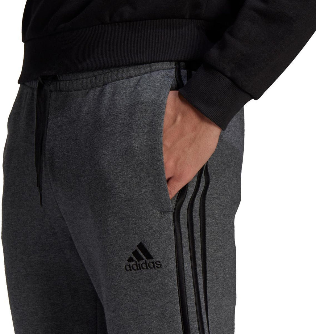 Essentials Fleece Tapered Cuff 3-Stripes broek