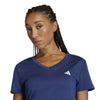 We Min V‑nek T‑shirt training