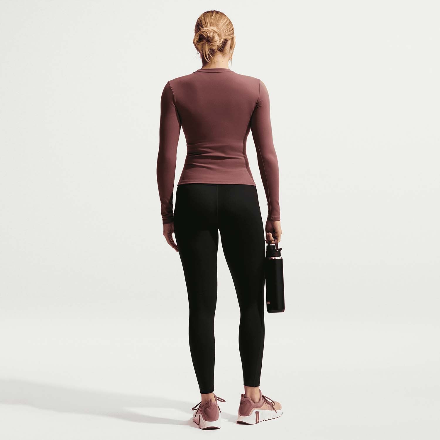 one women's high-waisted 7/8 l