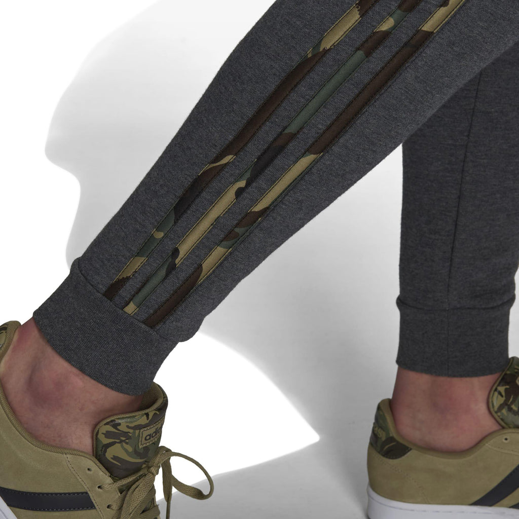 Essentials Fleece Camo-Print broek