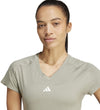 AEROREADY Train Essentials Minimal Branding V-hals shirt